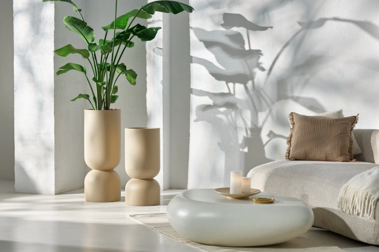 Wysokie donice beżowe Perfetto Monumo do salonu